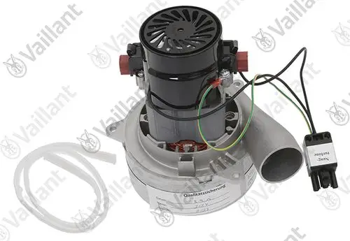 Vaillant Gebläse mit einem Motor und mehreren Kabelanschlüssen, montiert auf einem Gehäuse. Sichtbare Rohrverbindung und zusätzliche Komponenten.